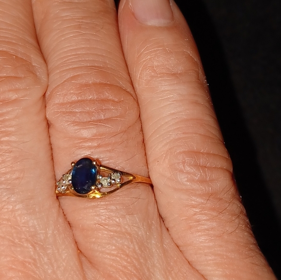 Jared Lang Jewelry - OVAL BLUE SAPPHIRE CUT DIAMOND RING. SIZE 7.